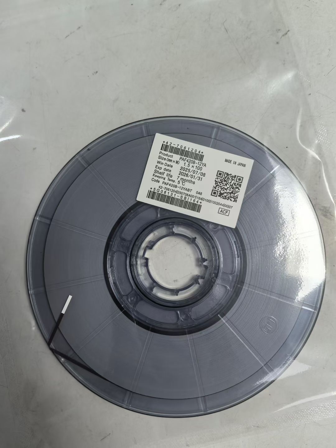 ​ACF(Anisotropic Conductive Film)은 LCD 화면 제조에 없어서는 안 될 핵심 소재입니다.