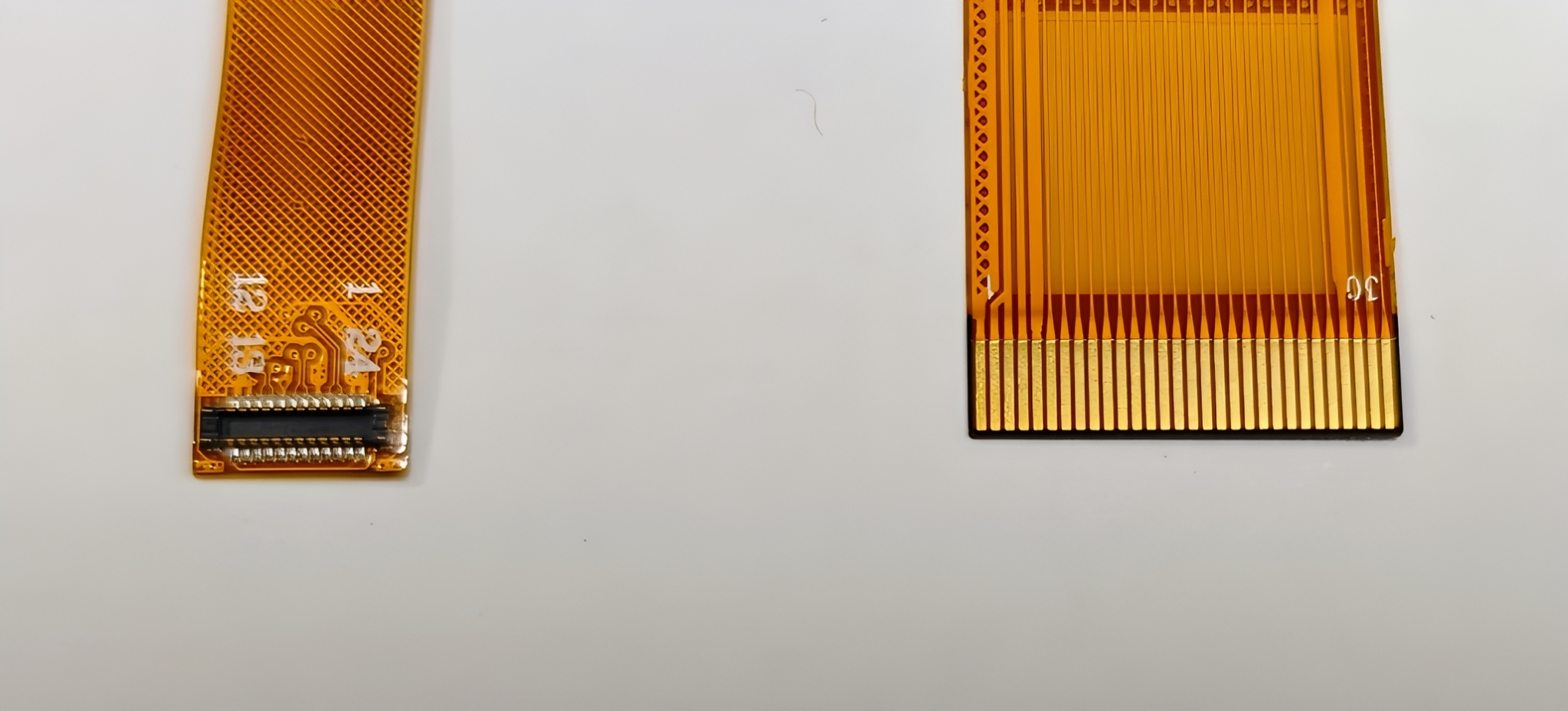 유연한 디스플레이 케이블에는 B TO B 커넥터를 사용하는 것이 더 낫습니까, 아니면 골드 핑거 플러그를 사용하는 것이 더 낫습니까?