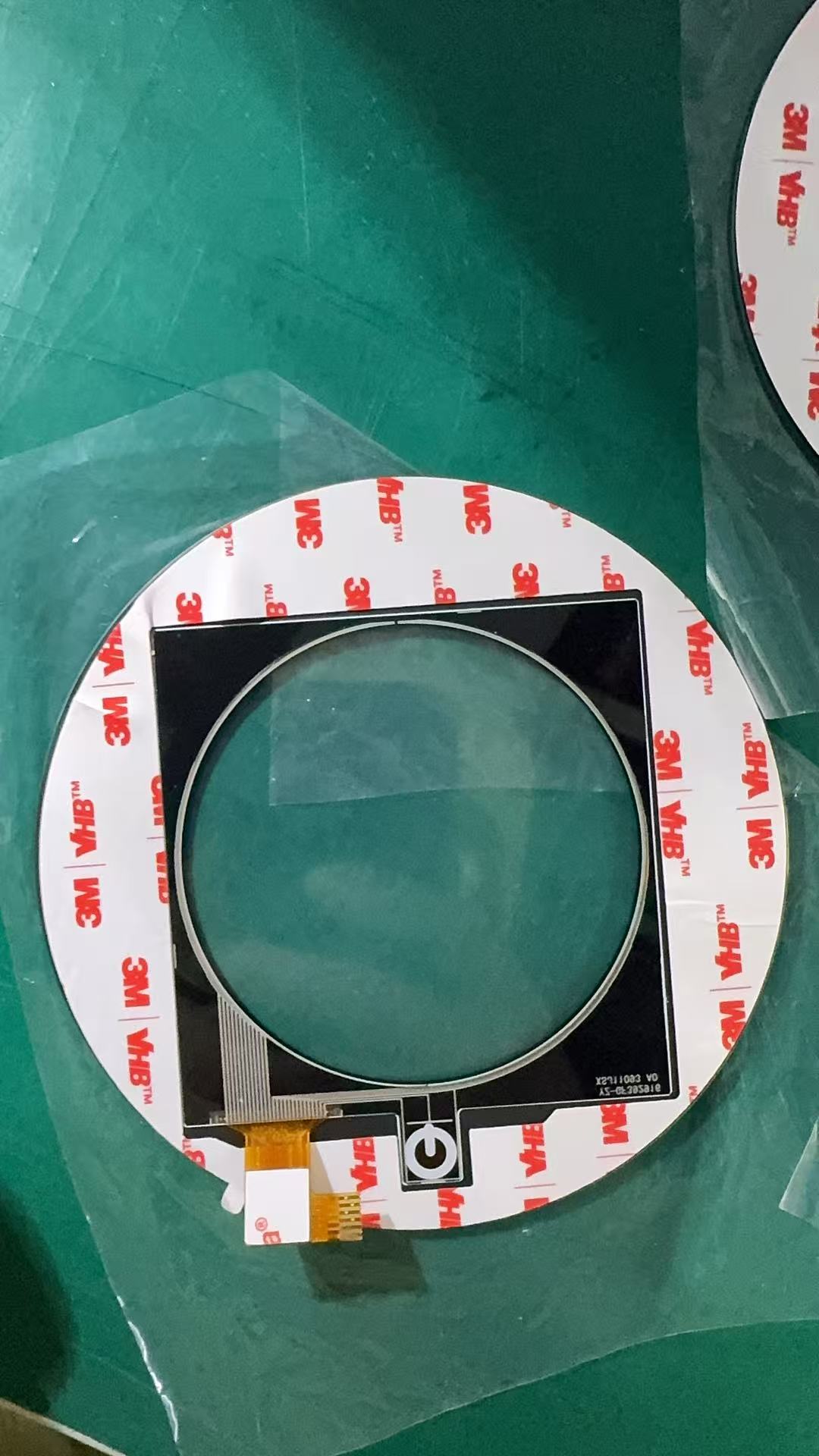 터치스크린 커버 패널에 VHB 양면 테이프를 사용할 때의 장점