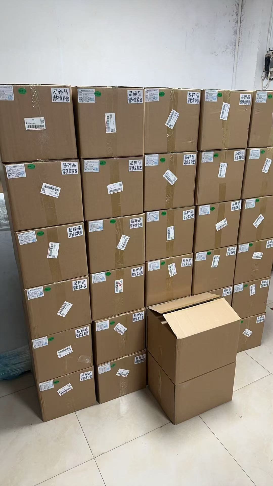 20,000개의 3.5인치 LCD 화면이 싱가포르 고객에게 적시에 배송되었습니다.